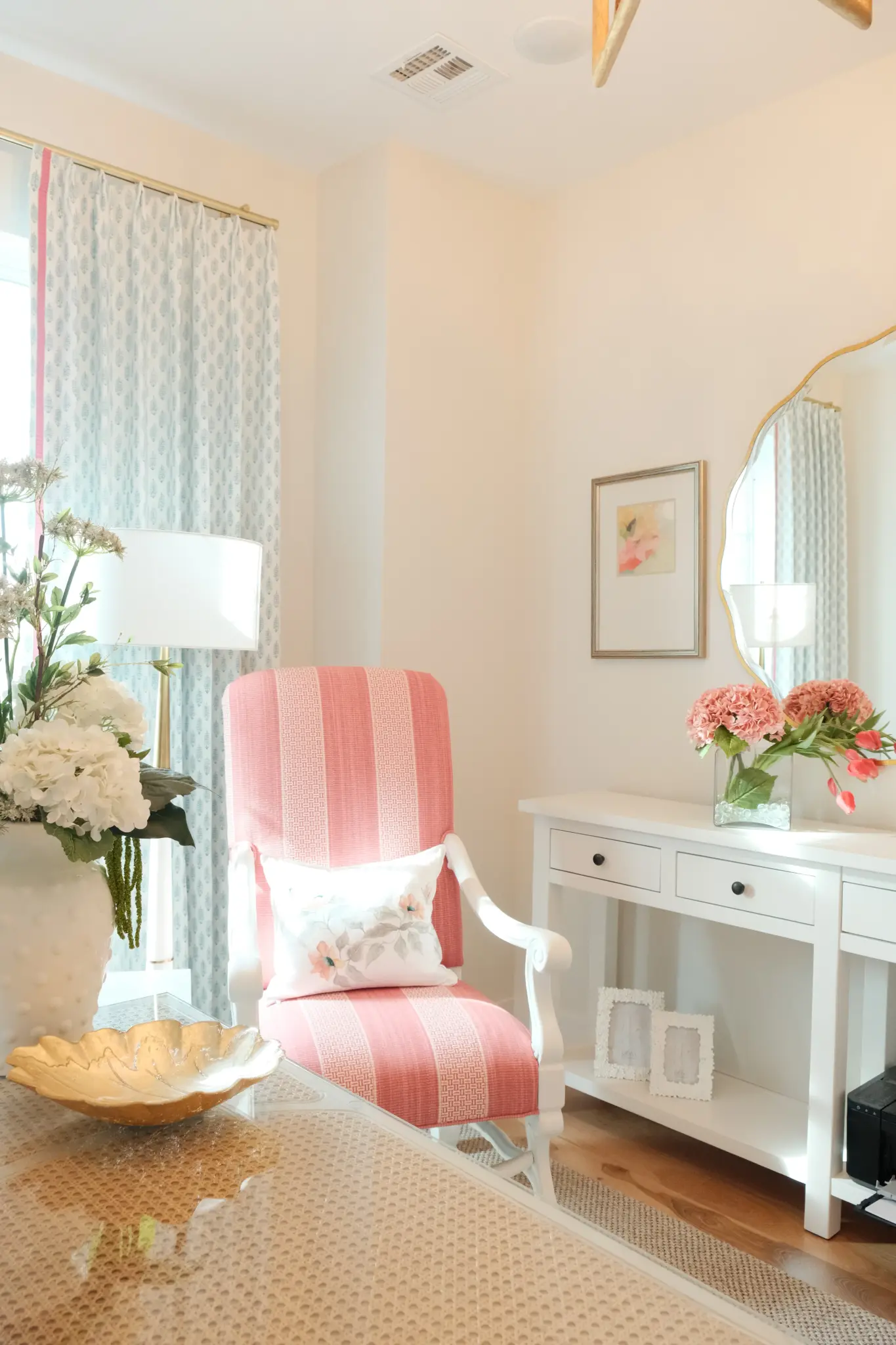 A room that invites you to sit down and stay